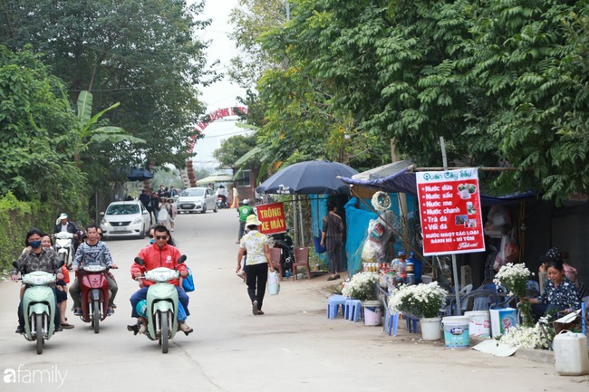 Gần cuối mùa cúc họa mi, hội chị em vẫn mê mệt kéo nhau đi chụp ảnh, sẵn sàng bỏ 100k thuê make up, trang phục tại chỗ - Ảnh 17.