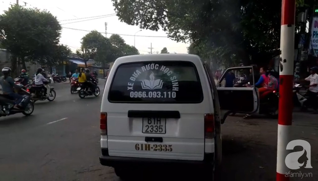 Bình Dương: Hàng chục học sinh trên đường đến trường hoảng loạn sợ hãi vì xe ô tô bất ngờ bốc khói dữ dội - Ảnh 2. Bình Dương: Hàng chục học sinh trên đường đến trường hoảng loạn sợ hãi vì xe ô tô bất ngờ bốc khói dữ dội - Ảnh 2.
