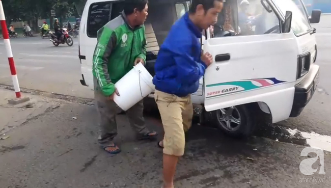 Bình Dương: Hàng chục học sinh trên đường đến trường hoảng loạn sợ hãi vì xe ô tô bất ngờ bốc khói dữ dội - Ảnh 5. Bình Dương: Hàng chục học sinh trên đường đến trường hoảng loạn sợ hãi vì xe ô tô bất ngờ bốc khói dữ dội - Ảnh 5.