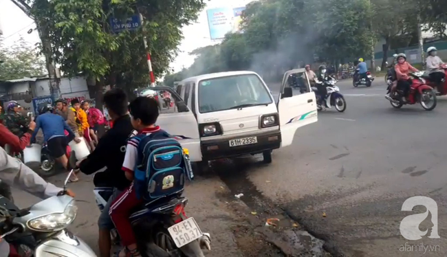 Bình Dương: Hàng chục học sinh trên đường đến trường hoảng loạn sợ hãi vì xe ô tô bất ngờ bốc khói dữ dội - Ảnh 4. Bình Dương: Hàng chục học sinh trên đường đến trường hoảng loạn sợ hãi vì xe ô tô bất ngờ bốc khói dữ dội - Ảnh 4.