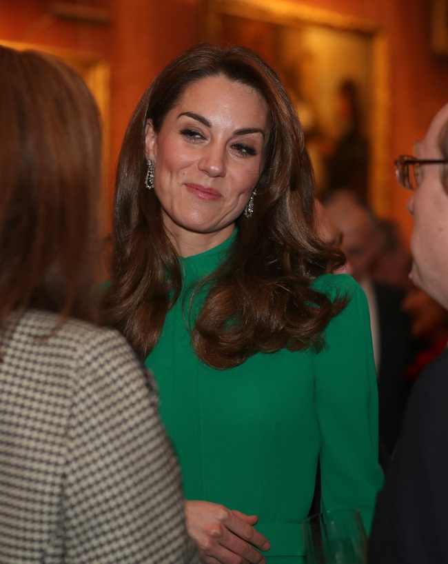 Không phải nữ nhân Hoàng gia nào cũng được &quot;dùng chung&quot; trang sức với Nữ hoàng Anh, nhưng cháu dâu Kate Middleton thì có - Ảnh 1.