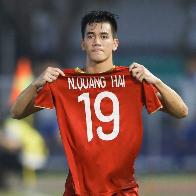 Khoảnh khắc đẹp ngang 1 bàn thắng: Tiến Linh giơ áo của Quang Hải lên ăn mừng sau khi gỡ hòa, tiễn Thái Lan về nước - Ảnh 1.