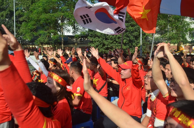 [Trực tiếp SEA Games 30] Việt Nam 1-2 Thái Lan: Tiến Linh ghi bàn đẳng cấp rút ngắn tỉ số, fan hâm mộ vỡ òa - Ảnh 2.