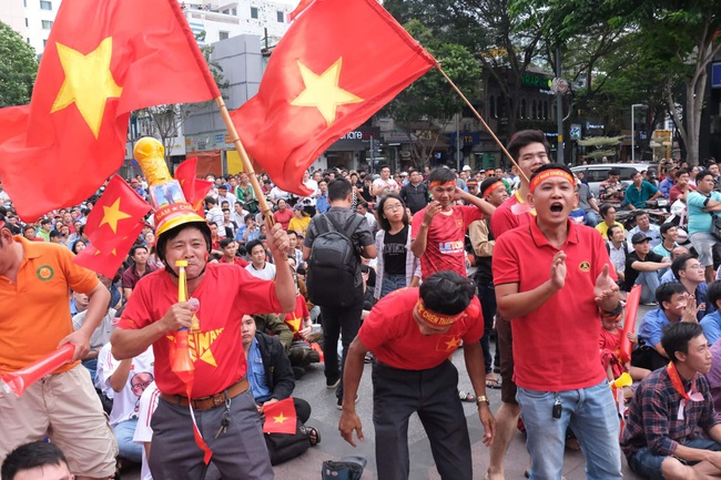 [Trực tiếp SEA Games 30] Hiệp 2 bắt đầu, U22 Việt Nam tràn lên tấn công với mong muốn san bằng tỷ số - Ảnh 10.