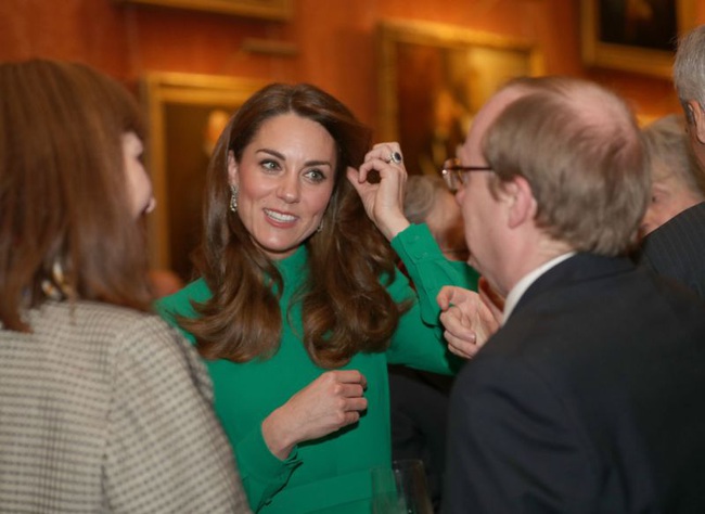 Không phải nữ nhân Hoàng gia nào cũng được &quot;dùng chung&quot; trang sức với Nữ hoàng Anh, nhưng cháu dâu Kate Middleton thì có - Ảnh 2.