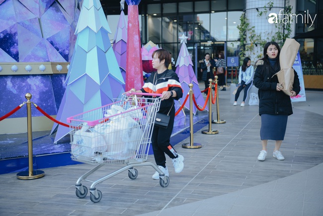 Người tiêu dùng mua sắm tấp nập trong ngày khai trương Aeon Mall Hà Đông - Ảnh 3.