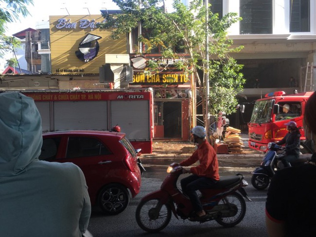 Hà Nội: Cháy cửa hàng ăn trên phố, lửa bao trùm cả ngôi nhà - Ảnh 1.