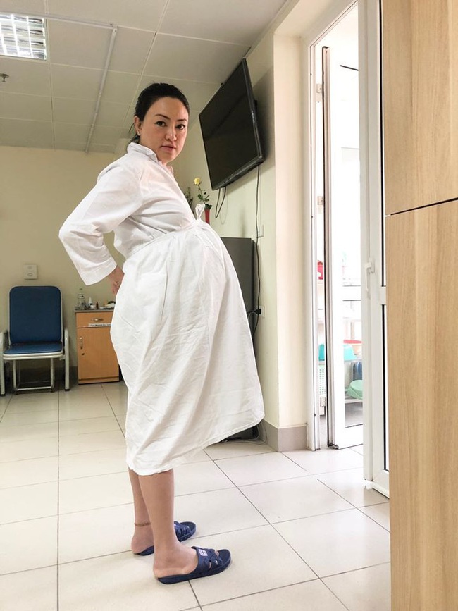 Bà bầu U50 Văn Thùy Dương ôm bụng to vượt mặt, khoe ảnh chồng chụp "xấu xí" trước khi lâm bồn - Ảnh 2. Bà bầu U50 Văn Thùy Dương ôm bụng to vượt mặt, khoe ảnh chồng chụp "xấu xí" trước khi lâm bồn - Ảnh 2.