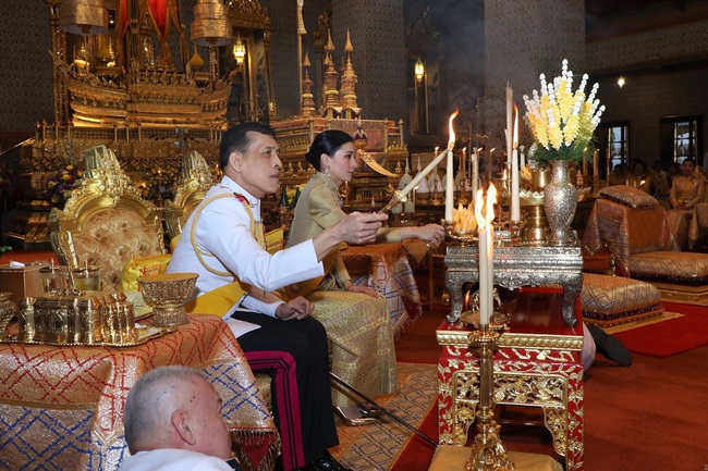 Vắng bóng Hoàng quý phi, Hoàng hậu xuất hiện rạng rỡ, vui vẻ bên nhà vua nhưng gây chú ý với hành động kỳ lạ - Ảnh 1.