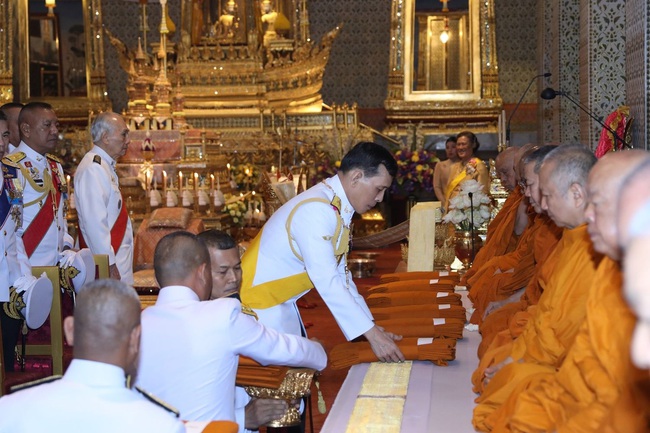 Vắng bóng Hoàng quý phi, Hoàng hậu xuất hiện rạng rỡ, vui vẻ bên nhà vua nhưng gây chú ý với hành động kỳ lạ - Ảnh 2.