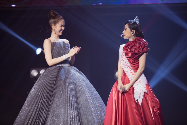 Ngọc Trinh trao vương miện &quot;Hoa hậu Showbiz&quot; cho Chi Pu ngay trên sân khấu âm nhạc quốc tế  - Ảnh 7.
