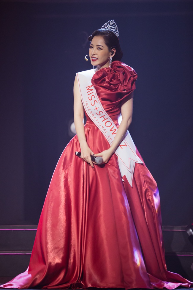Ngọc Trinh trao vương miện &quot;Hoa hậu Showbiz&quot; cho Chi Pu ngay trên sân khấu âm nhạc quốc tế  - Ảnh 8.