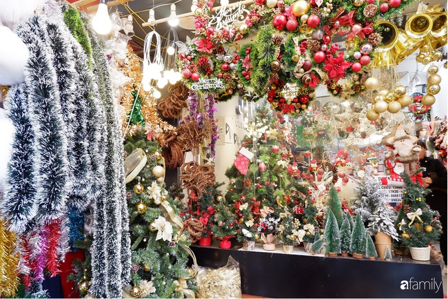 Mách bạn tuyến phố bán đồ trang trí Noel đa dạng, đẹp lung linh không kém cạnh Hàng Mã - Ảnh 4.