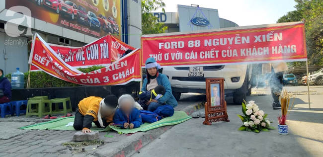 Hà Nội: Người phụ nữ mang di ảnh chồng cùng 3 con nhỏ vạ vật giữa trời rét sau vụ tai nạn - Ảnh 2.