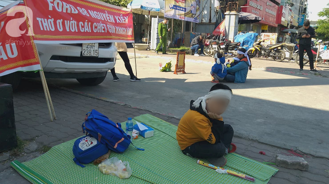 Hà Nội: Người phụ nữ mang di ảnh chồng cùng 3 con nhỏ vạ vật giữa trời rét sau vụ tai nạn - Ảnh 4.