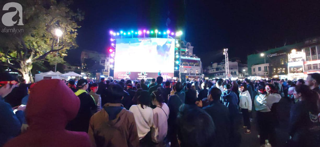 Hàng triệu người hâm mộ hướng mắt lên màn hình lớn chờ Việt Nam đánh bại Campuchia tiếp tục giấc mơ đoạt HCV - Ảnh 3.