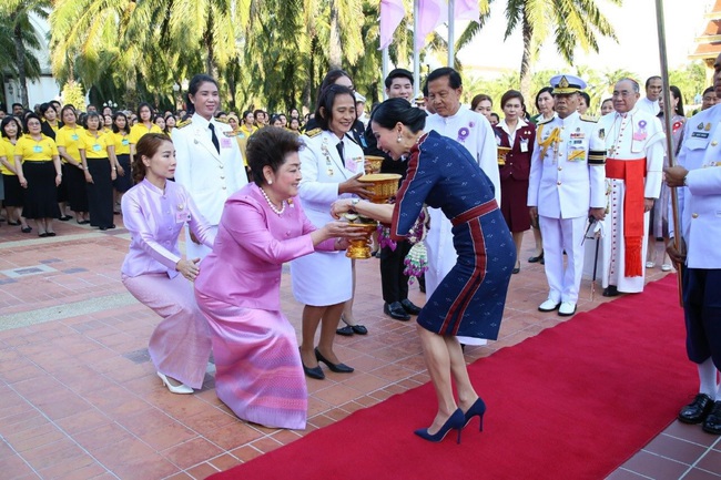 Hoàng hậu Thái Lan rạng rỡ đi dự sự kiện một mình và nhận bằng Tiến sĩ danh dự, vị thế ngày càng vững chắc - Ảnh 3.