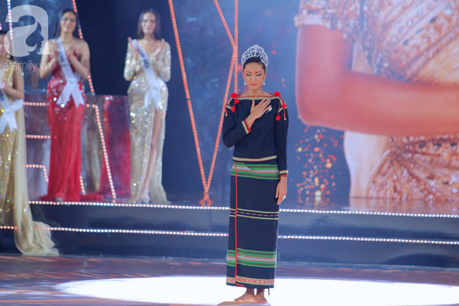 Khoảnh khắc xúc động của Hoa hậu Hoàn Vũ Việt Nam 2019: H'Hen Niê đi chân đất, bật khóc hát &quot;Cảm ơn&quot; trước khi trao lại vương miện - Ảnh 5.