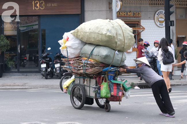 Thời tiết trở lạnh như Đà Lạt, người lớn, trẻ nhỏ Sài Gòn mặt áo ấm ra đường - Ảnh 3.