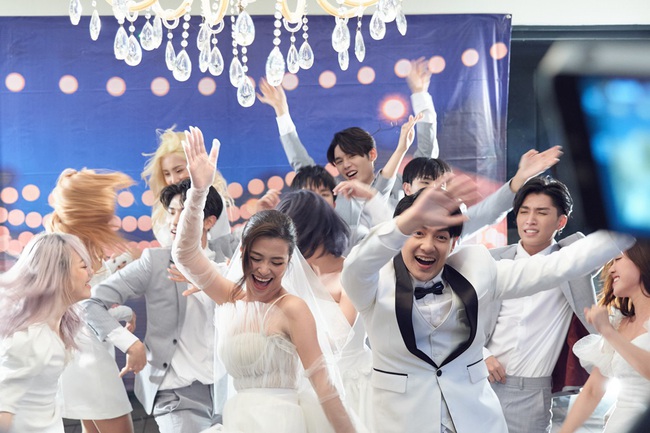 Kỷ niệm một tháng đám cưới, vợ chồng Đông Nhi - Ông Cao Thắng tung MV với dàn cameo khủng nhất showbiz Việt - Ảnh 4.