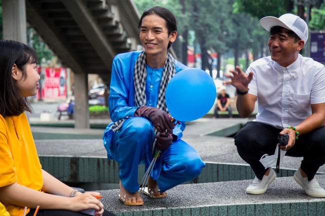 Bán bong bóng kiểu BB Trần: Đội mũ bảo hiểm, bịt kín mặt, không ai mua là tức giận đập luôn  - Ảnh 7.