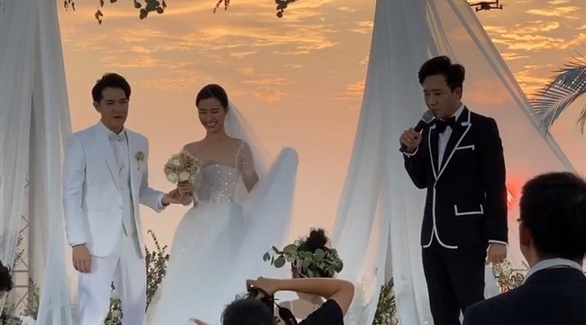 Sao Việt và những lần hành xử "quá lố" ở đám cưới đồng nghiệp khiến gia chủ "nóng mặt" - Ảnh 2. Sao Việt và những lần hành xử "quá lố" ở đám cưới đồng nghiệp khiến gia chủ "nóng mặt" - Ảnh 2.