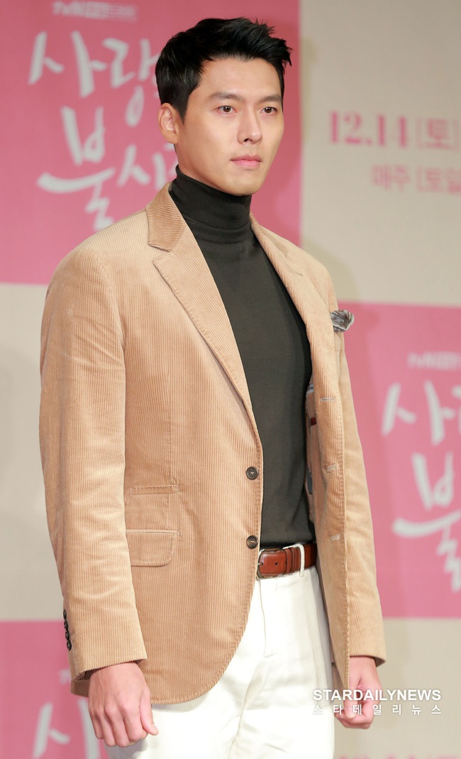 Họp báo "Crash Landing On You": Son Ye Jin mặc váy 2 dây, khoác tay "tình cũ" Song Hye Kyo khiến ai cũng trầm trồ - Ảnh 4. Họp báo "Crash Landing On You": Son Ye Jin mặc váy 2 dây, khoác tay "tình cũ" Song Hye Kyo khiến ai cũng trầm trồ - Ảnh 4.