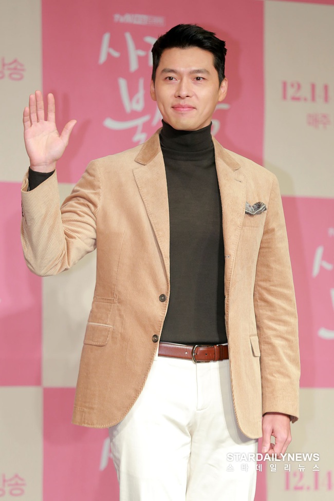 Họp báo "Crash Landing On You": Son Ye Jin mặc váy 2 dây, khoác tay "tình cũ" Song Hye Kyo khiến ai cũng trầm trồ - Ảnh 5. Họp báo "Crash Landing On You": Son Ye Jin mặc váy 2 dây, khoác tay "tình cũ" Song Hye Kyo khiến ai cũng trầm trồ - Ảnh 5.