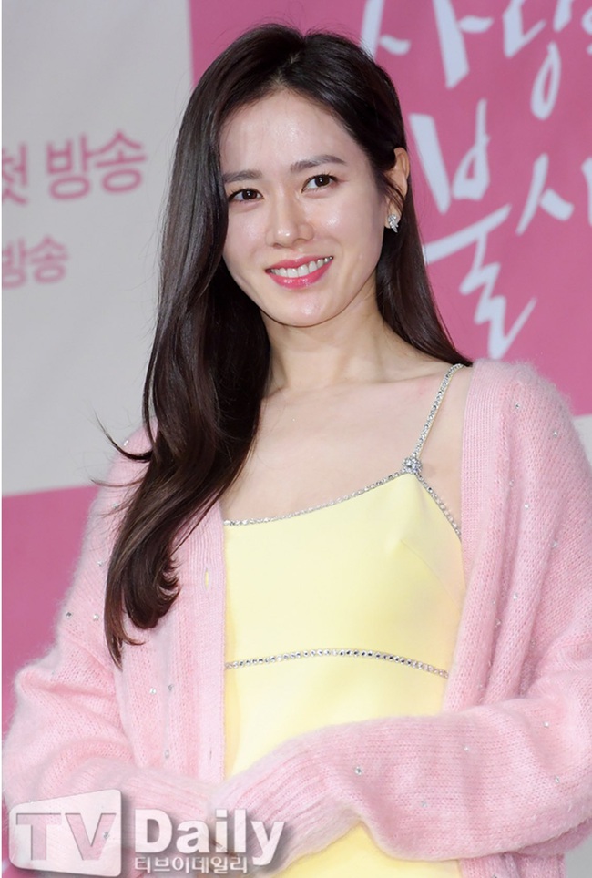 Họp báo "Crash Landing On You": Son Ye Jin mặc váy 2 dây, khoác tay "tình cũ" Song Hye Kyo khiến ai cũng trầm trồ - Ảnh 2. Họp báo "Crash Landing On You": Son Ye Jin mặc váy 2 dây, khoác tay "tình cũ" Song Hye Kyo khiến ai cũng trầm trồ - Ảnh 2.