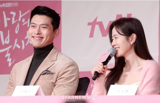 Họp báo "Crash Landing On You": Son Ye Jin mặc váy 2 dây, khoác tay "tình cũ" Song Hye Kyo khiến ai cũng trầm trồ - Ảnh 11. Họp báo "Crash Landing On You": Son Ye Jin mặc váy 2 dây, khoác tay "tình cũ" Song Hye Kyo khiến ai cũng trầm trồ - Ảnh 11.