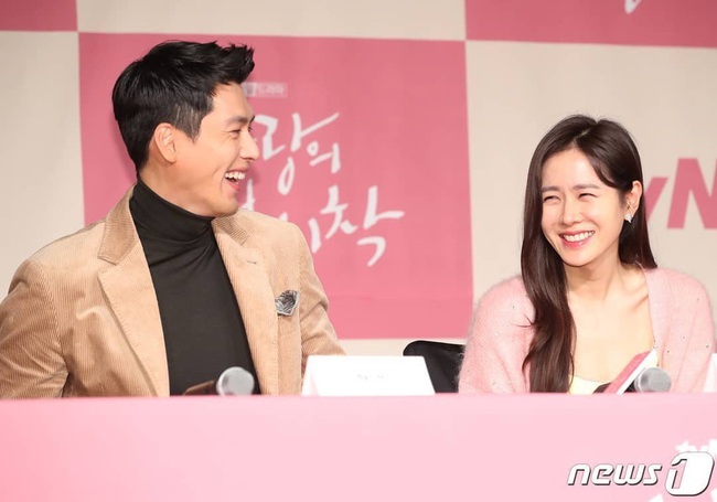 Họp báo "Crash Landing On You": Son Ye Jin mặc váy 2 dây, khoác tay "tình cũ" Song Hye Kyo khiến ai cũng trầm trồ - Ảnh 10. Họp báo "Crash Landing On You": Son Ye Jin mặc váy 2 dây, khoác tay "tình cũ" Song Hye Kyo khiến ai cũng trầm trồ - Ảnh 10.