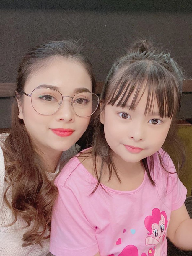 Lâu lắm mới selfie cùng con gái lớn, tưởng Hằng Túi tự tin đầy mình nhưng hóa ra lại phải dặn &quot;Gọi mẹ là chị thôi nhé!&quot; - Ảnh 1.