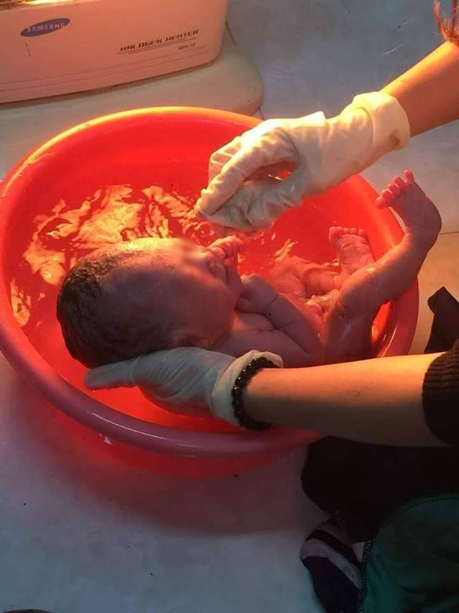 Nóng: Xôn xao hình ảnh bé sơ sinh còn nguyên dây rốn được phát hiện trong thùng rác giữa thời tiết giá lạnh tại Hà Nội - Ảnh 2. Nóng: Xôn xao hình ảnh bé sơ sinh còn nguyên dây rốn được phát hiện trong thùng rác giữa thời tiết giá lạnh tại Hà Nội - Ảnh 2.