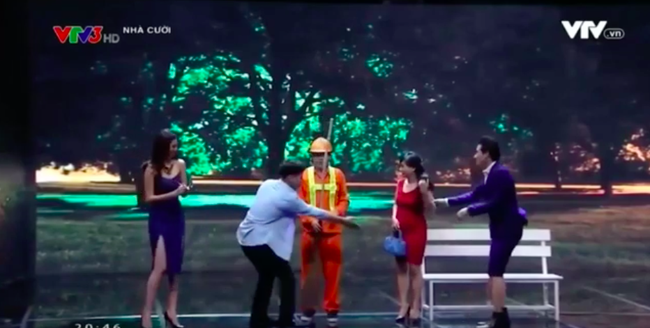 Hoa hậu Hoàn vũ Khánh Vân mặc gợi cảm lộ ngực khủng khi đóng hài với Hoài Linh - Ảnh 5. Hoa hậu Hoàn vũ Khánh Vân mặc gợi cảm lộ ngực khủng khi đóng hài với Hoài Linh - Ảnh 5.