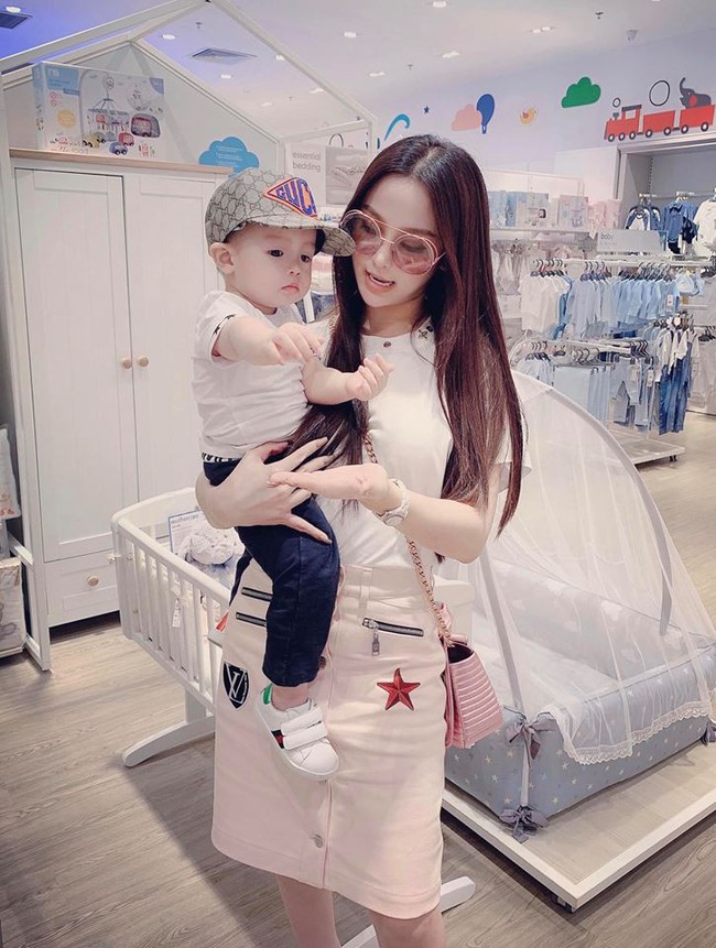 Hội hot mom đón Tết: Hằng Túi xúng xính cùng đàn con đi ăn tất niên, Huyền Baby chuẩn bị về ngoại ăn Tết - Ảnh 3.