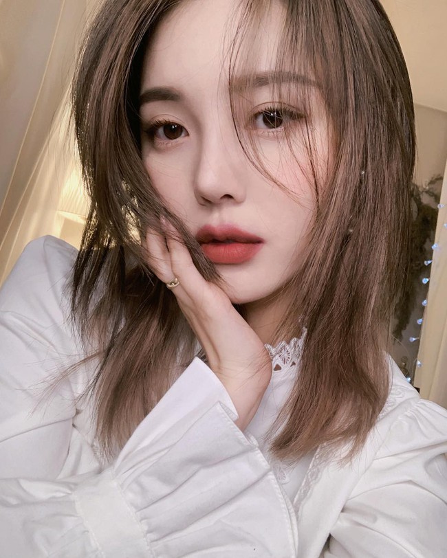 Sáng mùng 1 Tết, mở mắt ra là đã muốn tô ngay son đỏ khai xuân năm mới - Ảnh 2. Sáng mùng 1 Tết, mở mắt ra là đã muốn tô ngay son đỏ khai xuân năm mới - Ảnh 2.