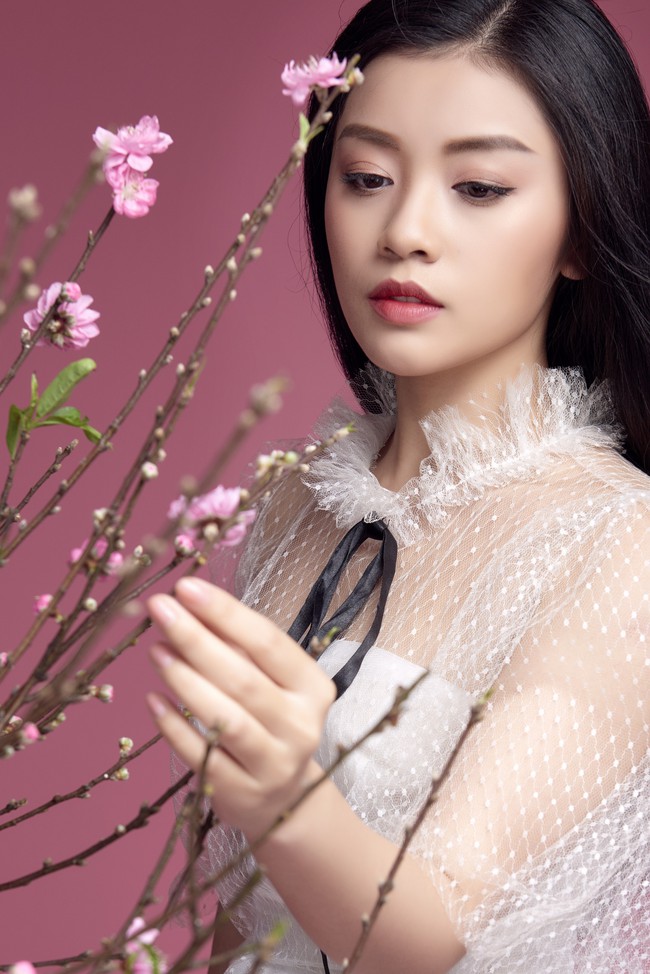 Sao mai Thu Hằng khoe nhan sắc ngày càng rực rỡ, đánh dấu năm tuổi bằng MV đậm không khí Tết - Ảnh 5. Sao mai Thu Hằng khoe nhan sắc ngày càng rực rỡ, đánh dấu năm tuổi bằng MV đậm không khí Tết - Ảnh 5.