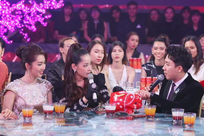 Chi Pu tiếp tục... ôm lợn, diện trang phục sexy khi biểu diễn trên sóng truyền hình đêm Giao thừa - Ảnh 7. Chi Pu tiếp tục... ôm lợn, diện trang phục sexy khi biểu diễn trên sóng truyền hình đêm Giao thừa - Ảnh 7.