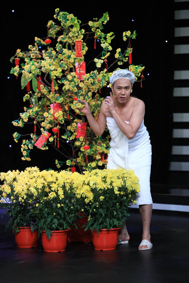 Ai cũng thán phục khi Hoài Linh tự tay gắn từng cánh hoa lên trang phục trong hậu trường - Ảnh 14. Ai cũng thán phục khi Hoài Linh tự tay gắn từng cánh hoa lên trang phục trong hậu trường - Ảnh 14.