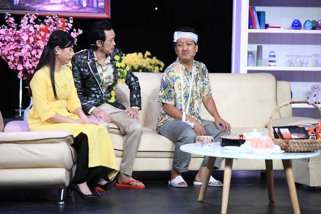 Ai cũng thán phục khi Hoài Linh tự tay gắn từng cánh hoa lên trang phục trong hậu trường - Ảnh 6. Ai cũng thán phục khi Hoài Linh tự tay gắn từng cánh hoa lên trang phục trong hậu trường - Ảnh 6.