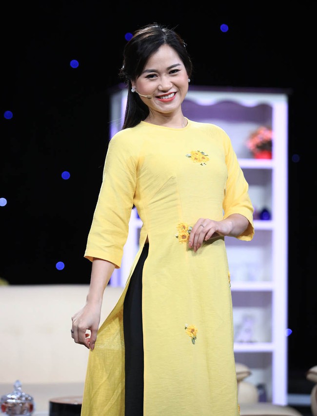 Ai cũng thán phục khi Hoài Linh tự tay gắn từng cánh hoa lên trang phục trong hậu trường - Ảnh 3. Ai cũng thán phục khi Hoài Linh tự tay gắn từng cánh hoa lên trang phục trong hậu trường - Ảnh 3.
