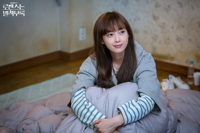 Phụ lục tình yêu tung ảnh hậu trường phim, Lee Jong Suk chẳng chụp cùng Lee Na Young tấm nào - Ảnh 2.