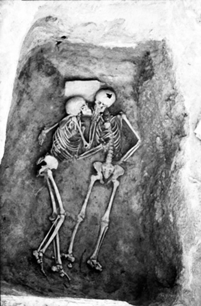 “Nụ hôn 2.800 năm”: Biểu tượng tình yêu vĩnh cửu của người xưa đến cái chết cũng không thể chia lìa - Ảnh 1.
