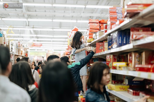 Choáng với cảnh siêu thị ở Hà Nội kín đặc người ngày cuối năm, khách trèo lên cả kệ hàng để mua sắm - Ảnh 9.