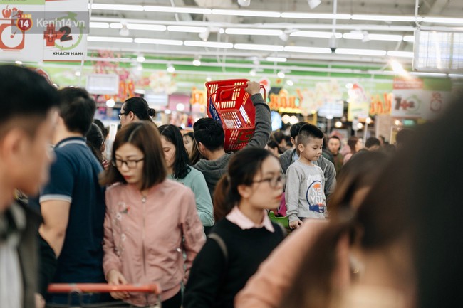 Choáng với cảnh siêu thị ở Hà Nội kín đặc người ngày cuối năm, khách trèo lên cả kệ hàng để mua sắm - Ảnh 10.