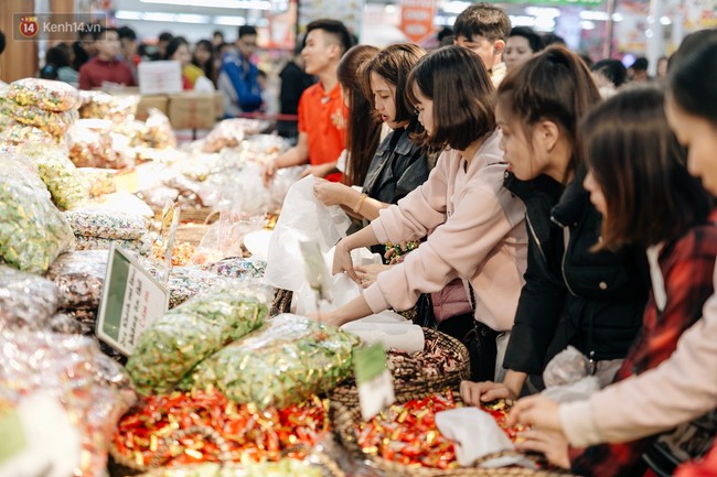 Choáng với cảnh siêu thị ở Hà Nội kín đặc người ngày cuối năm, khách trèo lên cả kệ hàng để mua sắm - Ảnh 12.