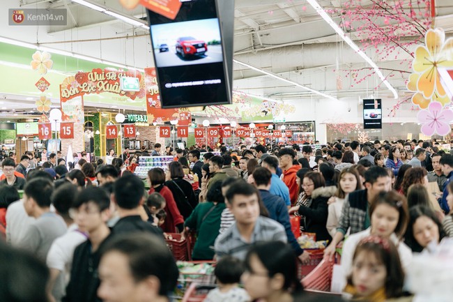 Choáng với cảnh siêu thị ở Hà Nội kín đặc người ngày cuối năm, khách trèo lên cả kệ hàng để mua sắm - Ảnh 13.