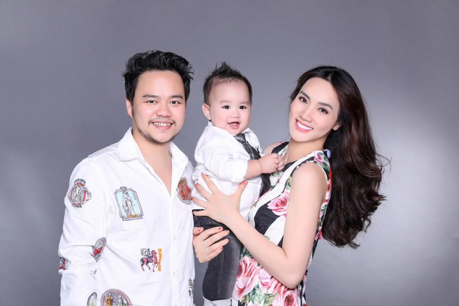 Con trai Trang Nhung lần đầu lộ diện trong bộ ảnh gia đình, mới 1 tuổi đã mặc đồ hiệu tạo dáng đáng yêu - Ảnh 2.