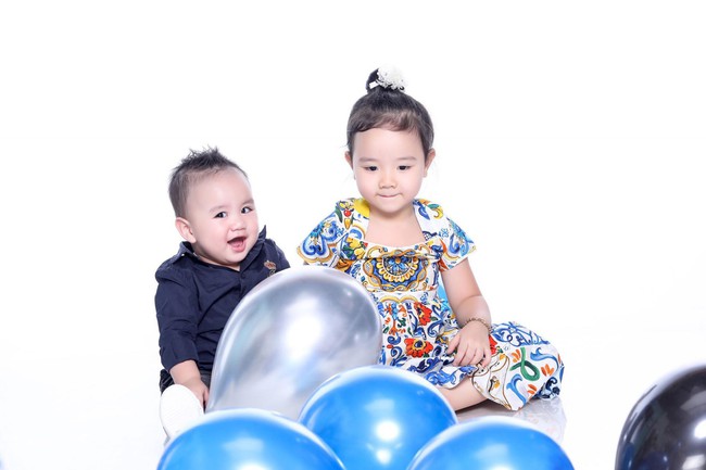 Con trai Trang Nhung lần đầu lộ diện trong bộ ảnh gia đình, mới 1 tuổi đã mặc đồ hiệu tạo dáng đáng yêu - Ảnh 3.