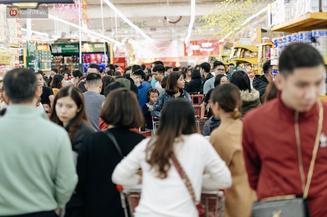Choáng với cảnh siêu thị ở Hà Nội kín đặc người ngày cuối năm, khách trèo lên cả kệ hàng để mua sắm - Ảnh 3.